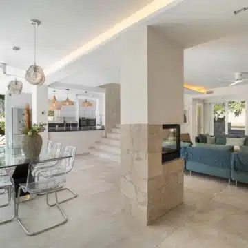 Six bedroom villa with bright interiors and beautiful sunset views in El Rosario, Marbella East Picture 30