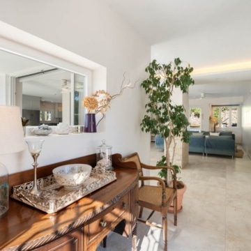 Six bedroom villa with bright interiors and beautiful sunset views in El Rosario, Marbella East Picture 4