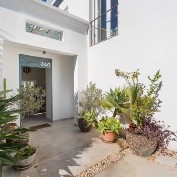 Six bedroom villa with bright interiors and beautiful sunset views in El Rosario, Marbella East Picture 8