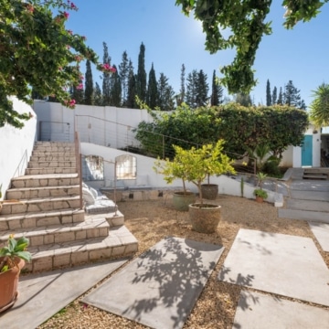 Six bedroom villa with bright interiors and beautiful sunset views in El Rosario, Marbella East Picture 10