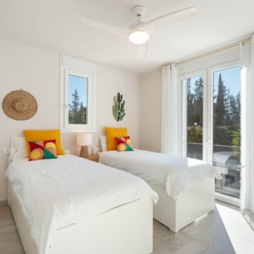 Six bedroom villa with bright interiors and beautiful sunset views in El Rosario, Marbella East Picture 3