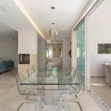 Six bedroom villa with bright interiors and beautiful sunset views in El Rosario, Marbella East Picture 32