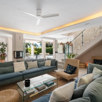 Six bedroom villa with bright interiors and beautiful sunset views in El Rosario, Marbella East Picture 1