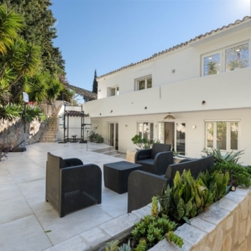 Six bedroom villa with bright interiors and beautiful sunset views in El Rosario, Marbella East Picture 35