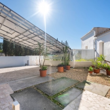 Six bedroom villa with bright interiors and beautiful sunset views in El Rosario, Marbella East Picture 36