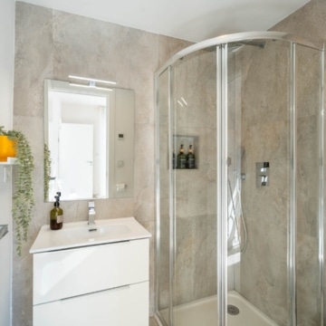 Six bedroom villa with bright interiors and beautiful sunset views in El Rosario, Marbella East Picture 7