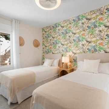 Six bedroom villa with bright interiors and beautiful sunset views in El Rosario, Marbella East Picture 39