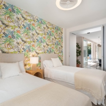 Six bedroom villa with bright interiors and beautiful sunset views in El Rosario, Marbella East Picture 40