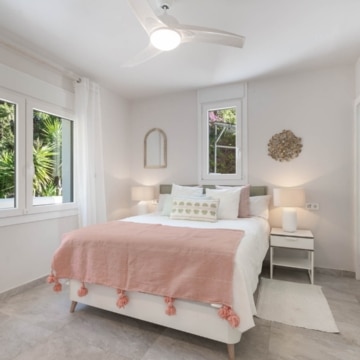 Six bedroom villa with bright interiors and beautiful sunset views in El Rosario, Marbella East Picture 9