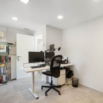 Six bedroom villa with bright interiors and beautiful sunset views in El Rosario, Marbella East Picture 13