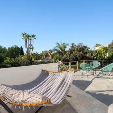 Six bedroom villa with bright interiors and beautiful sunset views in El Rosario, Marbella East Picture 14