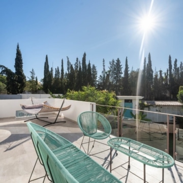 Six bedroom villa with bright interiors and beautiful sunset views in El Rosario, Marbella East Picture 16