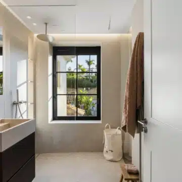 Exceptional villa in the sought-after gated community of Los Naranjos, Nueva Andalucía Picture 9