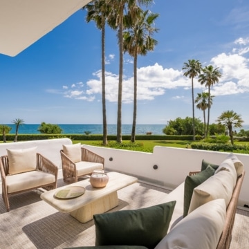 Exceptional frontline beach groundfloor apartment within Alcazaba Beach, Estepona Picture 1