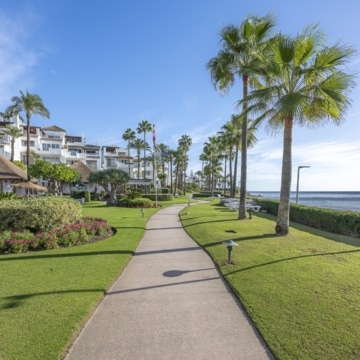 Exceptional frontline beach groundfloor apartment within Alcazaba Beach, Estepona Picture 22