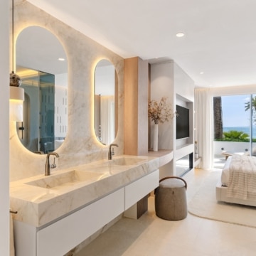 Exceptional frontline beach groundfloor apartment within Alcazaba Beach, Estepona Picture 5