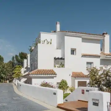 Newly renovated three-bedroom groundfloor apartment within a gated community in La Quinta, Benahavis Picture 2