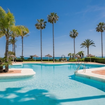 Exceptional frontline beach groundfloor apartment within Alcazaba Beach, Estepona Picture 26