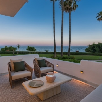 Exceptional frontline beach groundfloor apartment within Alcazaba Beach, Estepona Picture 7