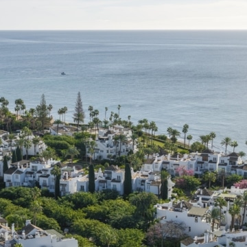 Exceptional frontline beach groundfloor apartment within Alcazaba Beach, Estepona Picture 8