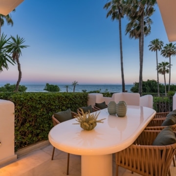 Exceptional frontline beach groundfloor apartment within Alcazaba Beach, Estepona Picture 9