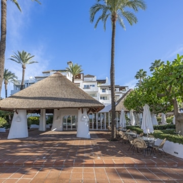 Exceptional frontline beach groundfloor apartment within Alcazaba Beach, Estepona Picture 12