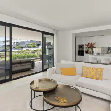 Fully Furnished Luxury 3 Bedroom Apartment with Sea Views & Rental Licence in Las Mesas, Estepona Picture 4