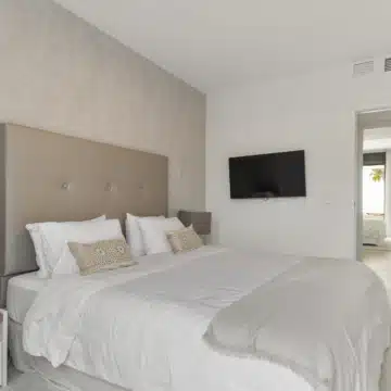 Fully Furnished Luxury 3 Bedroom Apartment with Sea Views & Rental Licence in Las Mesas, Estepona Picture 18