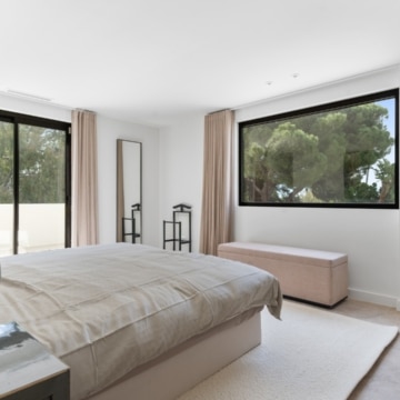 Newly renovated villa located in a prestigious beachside residential area of Casasola, Estepona Picture 25