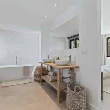 Newly renovated villa located in a prestigious beachside residential area of Casasola, Estepona Picture 7
