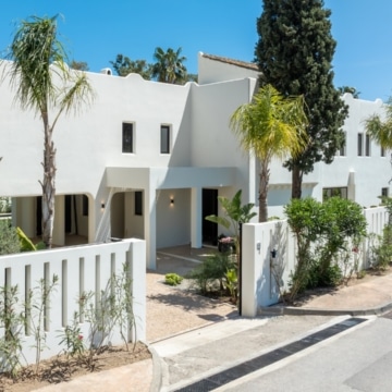 Newly renovated villa located in a prestigious beachside residential area of Casasola, Estepona Picture 46