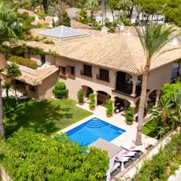 Traditional Andalusian-style five bedrooms villa with spectacular gardens in Los Monteros, Marbella East Picture 8