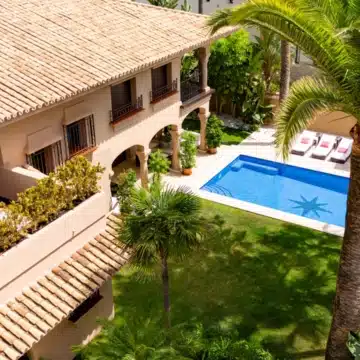 Traditional Andalusian-style five bedrooms villa with spectacular gardens in Los Monteros, Marbella East Picture 9
