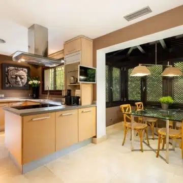 Traditional Andalusian-style five bedrooms villa with spectacular gardens in Los Monteros, Marbella East Picture 4