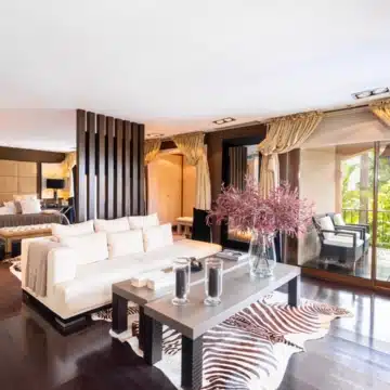 Traditional Andalusian-style five bedrooms villa with spectacular gardens in Los Monteros, Marbella East Picture 3