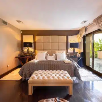 Traditional Andalusian-style five bedrooms villa with spectacular gardens in Los Monteros, Marbella East Picture 6