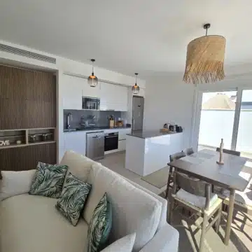 Bright Top-Floor 4-Bedroom Apartment with Sea Views and an Exceptional L-Shaped Terrace in Acqua Gardens Estepona Picture 7
