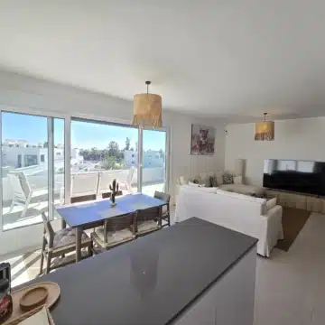 Bright Top-Floor 4-Bedroom Apartment with Sea Views and an Exceptional L-Shaped Terrace in Acqua Gardens Estepona Picture 9