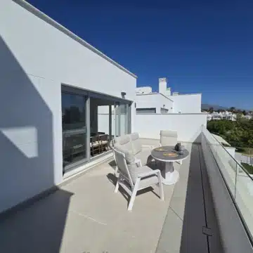 Bright Top-Floor 4-Bedroom Apartment with Sea Views and an Exceptional L-Shaped Terrace in Acqua Gardens Estepona Picture 3