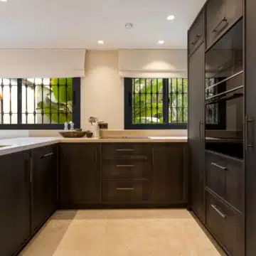 Fully renovated apartment within an exclusive 24-hour gated community in Marbella Golden Mile Picture 10
