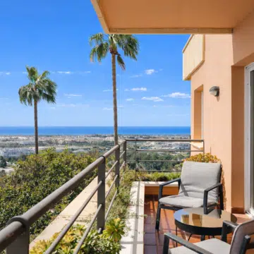 Newly renovated 3 bedroom apartment with panoramic sea views and the golf course in Magna Marbella Picture 2