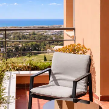 Newly renovated 3 bedroom apartment with panoramic sea views and the golf course in Magna Marbella Picture 6