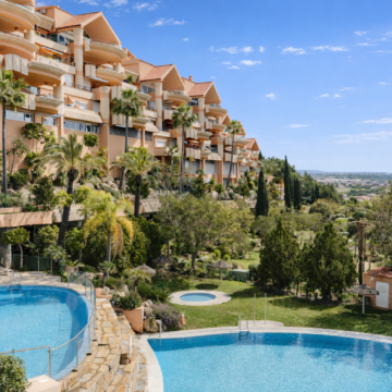 Newly renovated 3 bedroom apartment with panoramic sea views and the golf course in Magna Marbella Picture 19