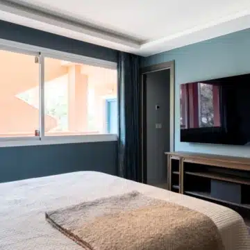 Newly renovated 3 bedroom apartment with panoramic sea views and the golf course in Magna Marbella Picture 9