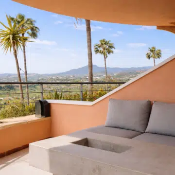 Newly renovated 3 bedroom apartment with panoramic sea views and the golf course in Magna Marbella Picture 7