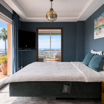 Newly renovated 3 bedroom apartment with panoramic sea views and the golf course in Magna Marbella Picture 16