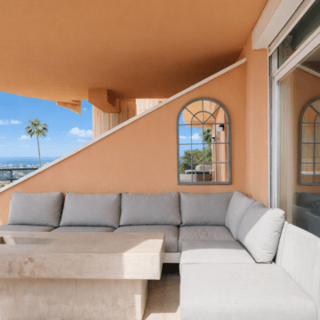 Newly renovated 3 bedroom apartment with panoramic sea views and the golf course in Magna Marbella Picture 18