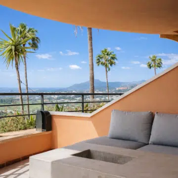 Newly renovated 3 bedroom apartment with panoramic sea views and the golf course in Magna Marbella Picture 3