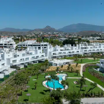 Bright Top-Floor 4-Bedroom Apartment with Sea Views and an Exceptional L-Shaped Terrace in Acqua Gardens Estepona Picture 28