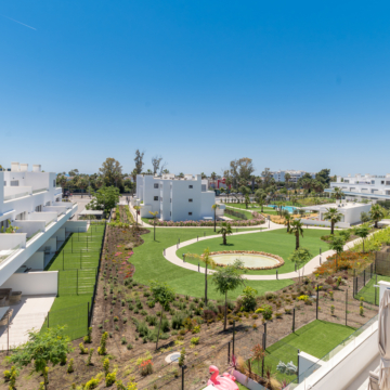 Bright Top-Floor 4-Bedroom Apartment with Sea Views and an Exceptional L-Shaped Terrace in Acqua Gardens Estepona Picture 4